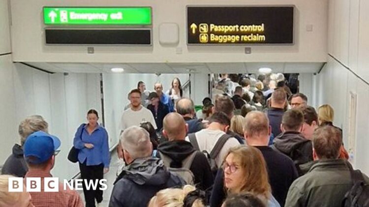Passport e-gates again on-line after outage causes delays at UK airports