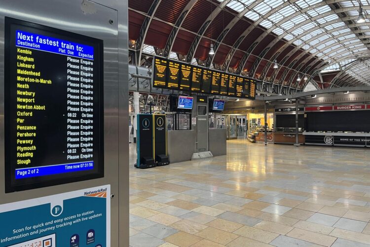 Trains between London Paddington and Heathrow terminals hit by hour-long delays